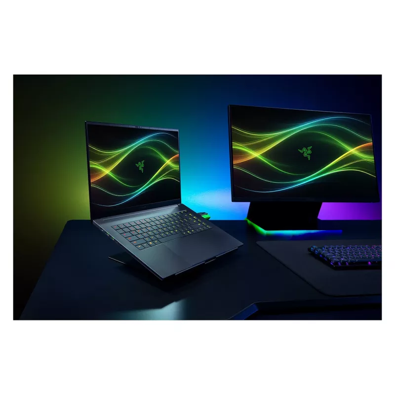 Razer Blade 16 - 16 cali QHD+ 240Hz OLED, Intel Core Ultra 9 386H, 32GB RAM, 2TB SSD, NVIDIA GeForce RTX 5090, Windows 11