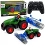 LEAN TOYS RC Zielony Traktor z Wałem i Farmerem 1:24 Zdalnie Sterowany