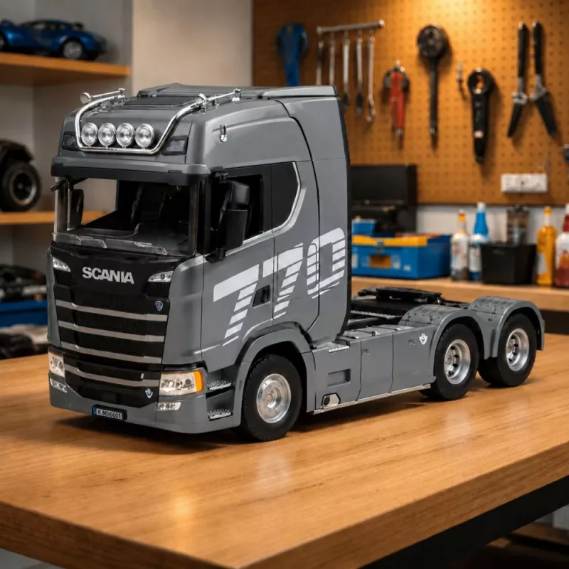 HUINA 32329 Scania 1:18 6-kanałowy ciągnik siodłowy RC szary srebrny