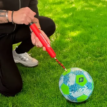 Pompka do piłek SCHILDKROT 300 mm czerwona plastikowa z wężem powietrznym i 2 adapterami 970989