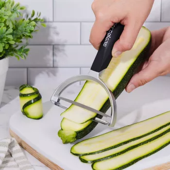 Microplane Peeler XL Obieraczka obrotowa ze stali nierdzewnej klasy chirurgicznej, ergonomiczny uchwyt Soft-Touch, zintegrowany usuwacz oczek ziemniaczanych, czarna
