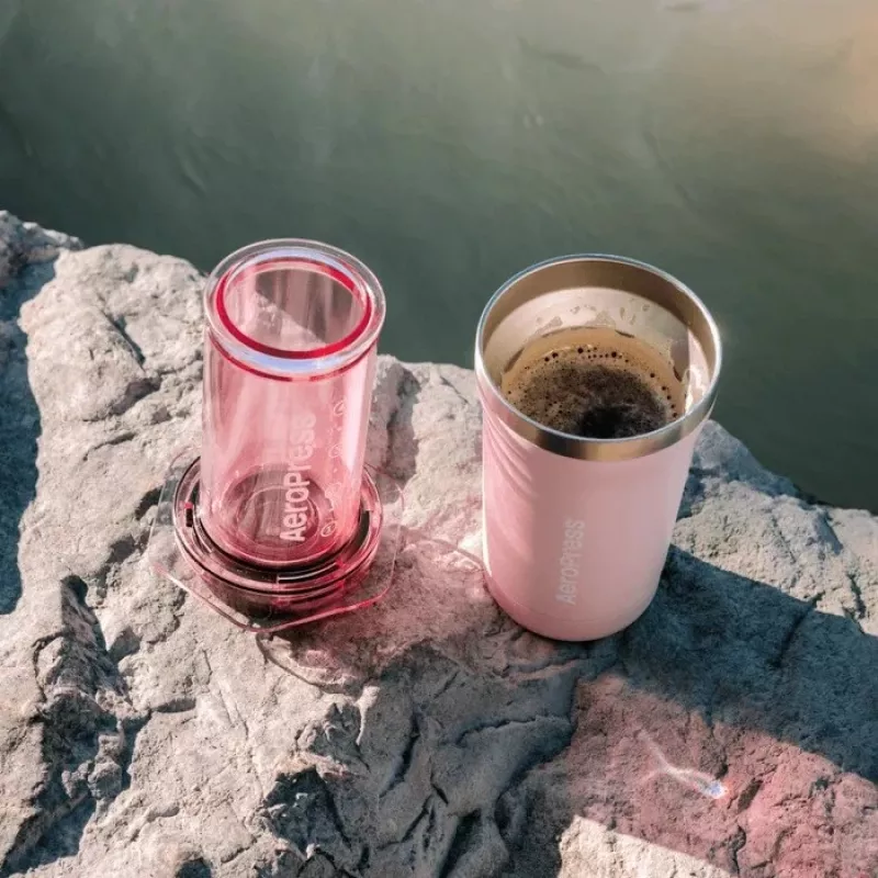 Ekspres do kawy AeroPress Go Plus z różowym kubkiem termicznym 475 ml