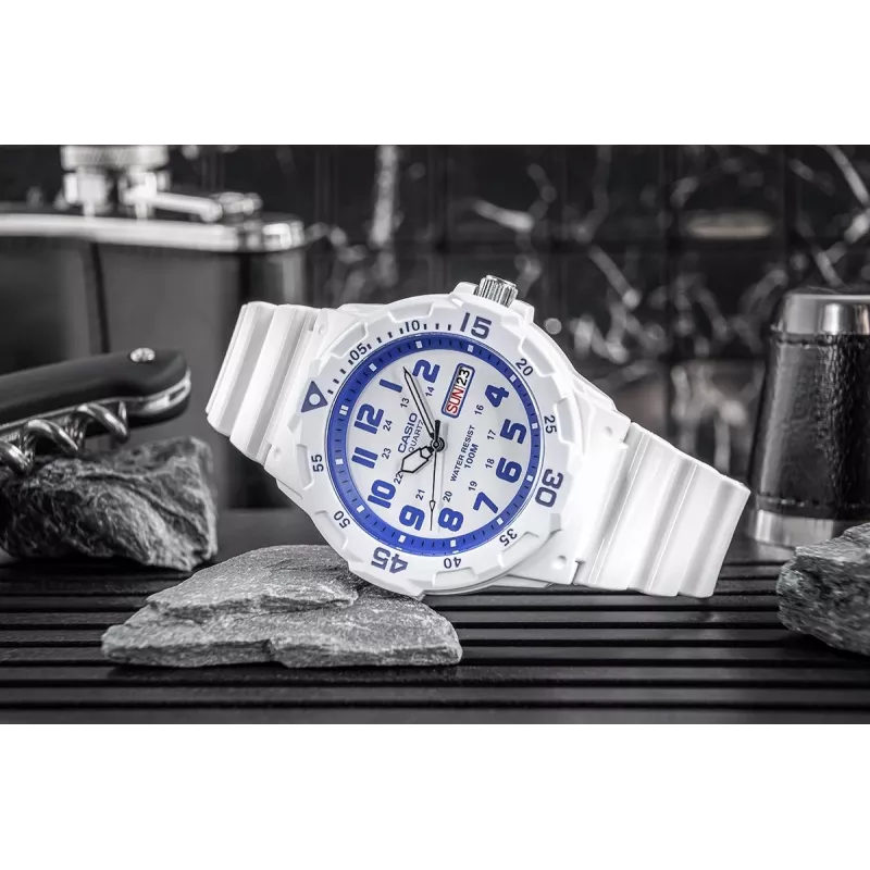 CASIO MRW200HC7B2VD Męski Zegarek Analogowy Kwarcowy z Wyświetlaczem Dnia i Daty, Wodoodporność 100m, Pasek Żywiczny, Biała Tarcza, Niebiesko-Czerwony Bezel