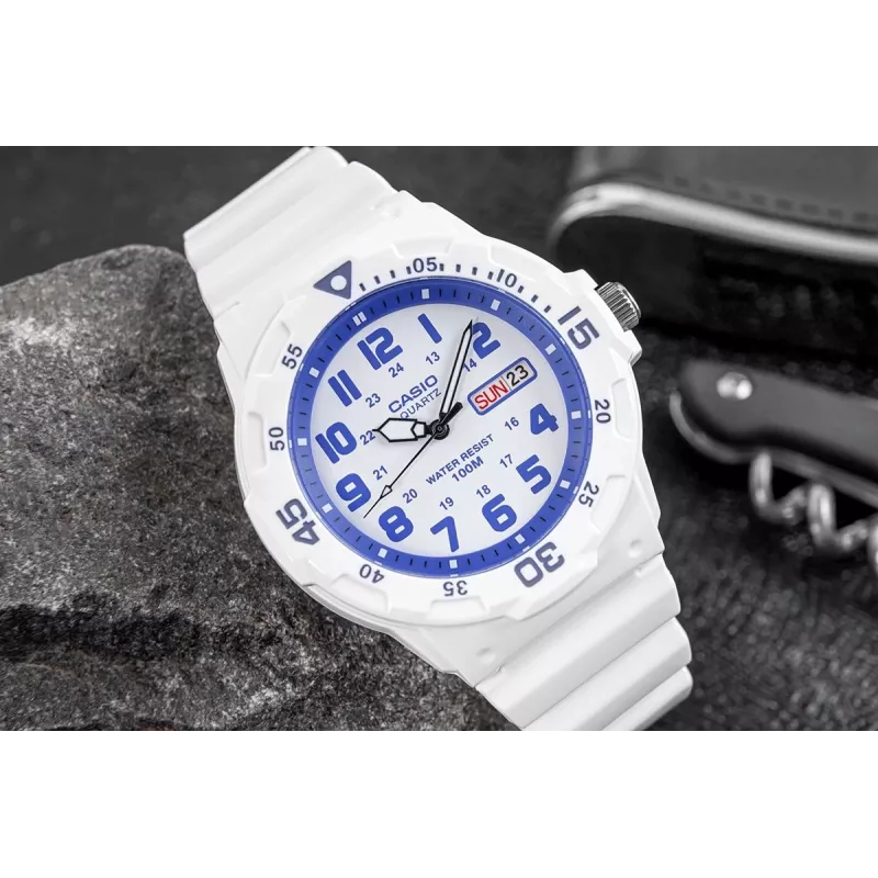 CASIO MRW200HC7B2VD Męski Zegarek Analogowy Kwarcowy z Wyświetlaczem Dnia i Daty, Wodoodporność 100m, Pasek Żywiczny, Biała Tarcza, Niebiesko-Czerwony Bezel