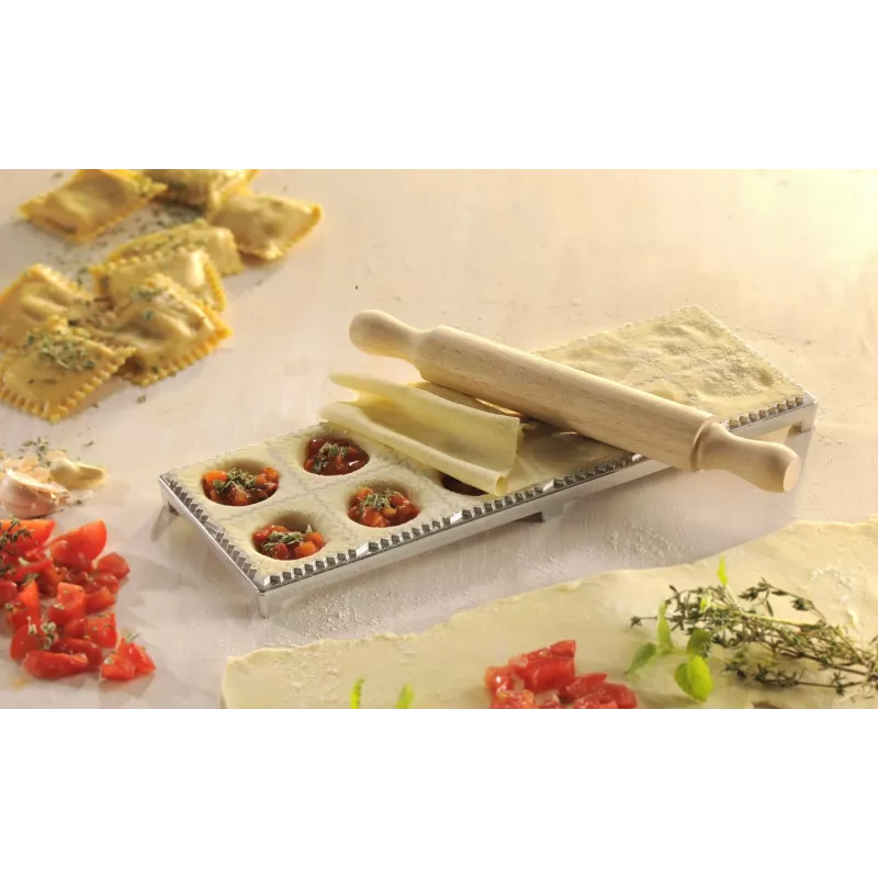 Zestaw do ravioli GEFU 3-częściowy z deską, wykrawaczem i wałkiem, 24 kwadratowe ravioli 60x60 mm, biały/srebrny