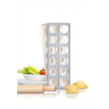 Zestaw do ravioli GEFU 3-częściowy z deską, wykrawaczem i wałkiem, 24 kwadratowe ravioli 60x60 mm, biały/srebrny