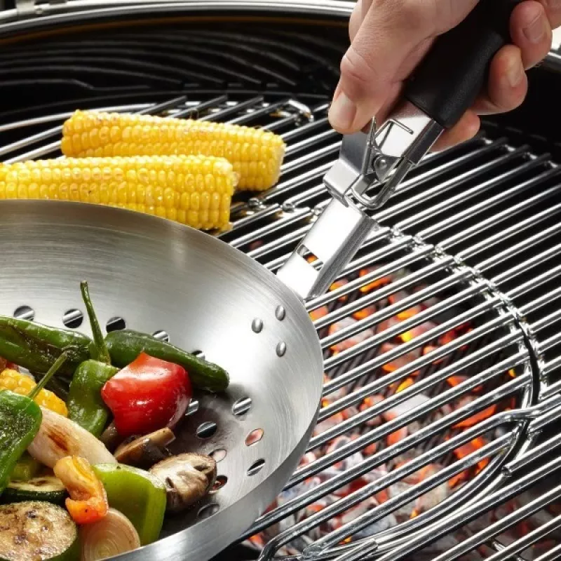 Patelnia Wok GEFU 89250 30 cm, stal nierdzewna z powłoką nieprzywierającą, kompatybilna z indukcją, bezpieczna do piekarnika do 200°C, krawędź do nalewania bez kapania