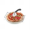Zestaw do pizzy GEFU DARIOSO z nożem i stojakiem do serwowania, 33 cm okrągły kamień do pieczenia z kordierytu, chromowany stojak, nóż ze stali nierdzewnej