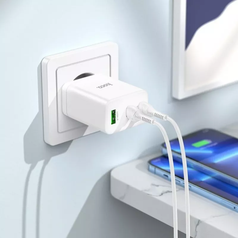 HOCO 35W Dual USB-C + USB-A PD & QC3.0 Ładowarka ścienna z kablem USB-C do Lightning, Biała