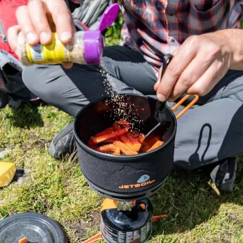 Garnuszek ceramiczny Jetboil 1,5 l - garnuszek kempingowy z FluxRing, twardo anodowanym aluminium, nieprzywierającą powłoką, składanymi uchwytami