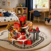 LEAN TOYS Interaktywny tor z parkingiem, warsztatem i myjnią – Straż Pożarna, zestaw z 8 autkami