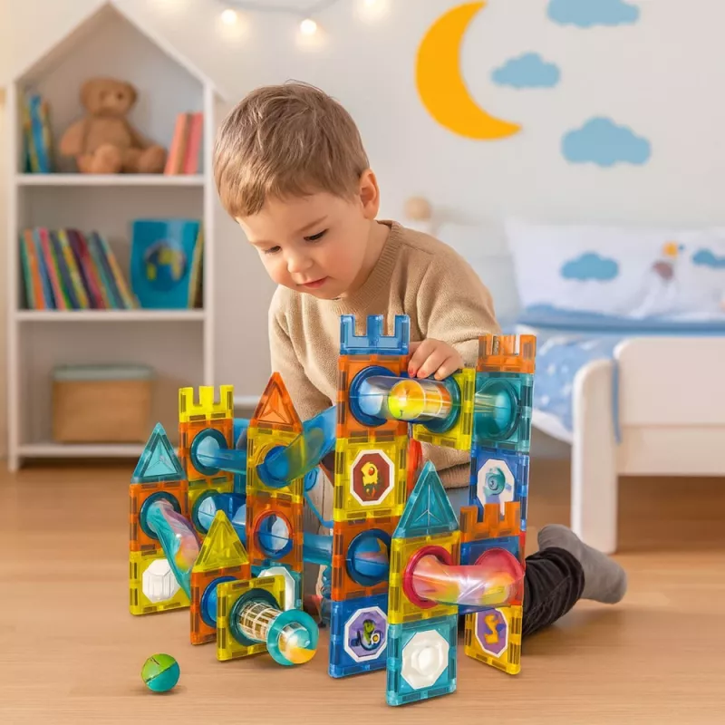 LEAN TOYS Zestaw magnetycznych klocków konstrukcyjnych z torem do kulek, kolorowy, 98 szt.