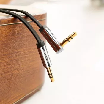 UGREEN AV119 Kabel aux płaski 3,5 mm z wtykiem kątowym 2 m - czarny/srebrny