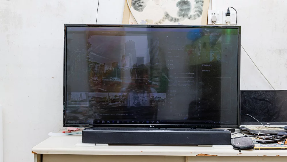 Soundbar ustawiony pod telewizorem