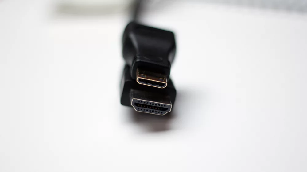 Wtyk HDMI i mini HDMI z bliska