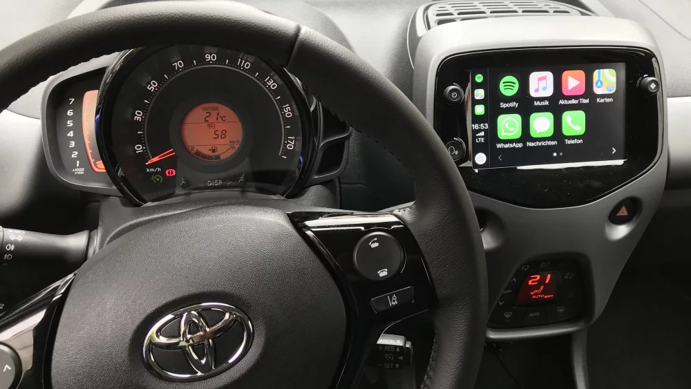 Wnętrze Toyoty Aygo z interfejsem Apple CarPlay na ekranie multimedialnym