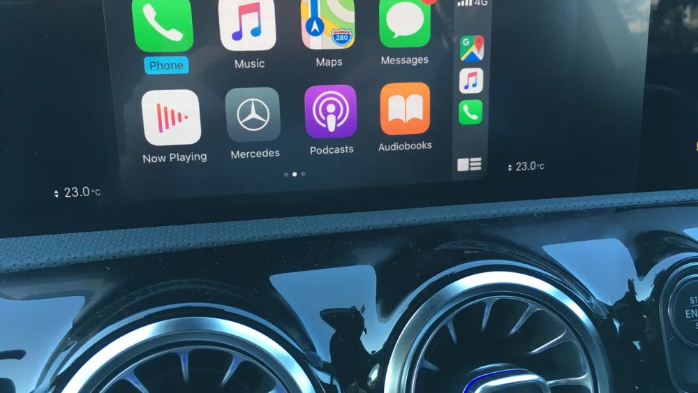 Ekran główny Apple CarPlay na wyświetlaczu samochodu