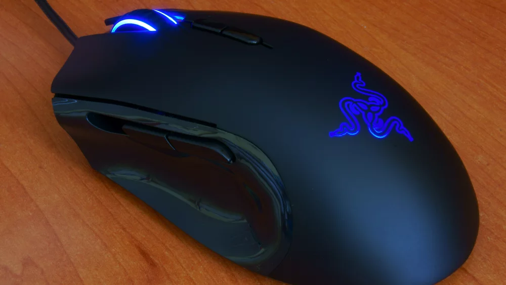 Mysz gamingowa Razer z niebieskim podświetleniem